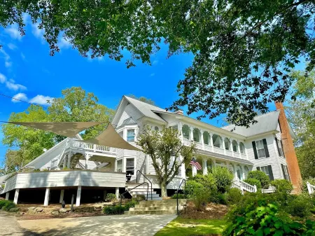 Getaway at the Magnolia Suite - Pool, Hot Tub, Fire Pit, Kayaks, & Lake Access!