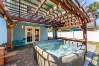 7 bd 7 bth Slps 30! 3 kitchens! Pool, Sauna, Beach, Hot tubs, Game Rm, Golf Cart