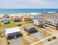 Newly Renovated Beach Bungalow - 3 minute walk to the beach!