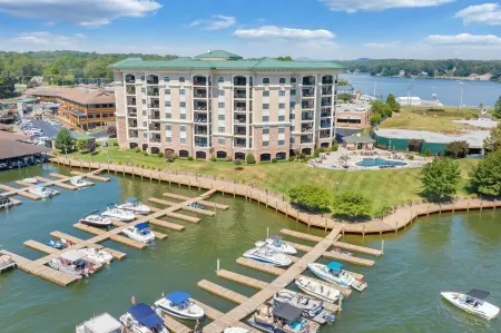 Luxury Lakefront Condo In The Heart of Smith Mtn. Lake!!! 4BR 3BA!!! Отели в г. Гиллс Крик