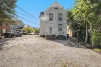 Corner House - Cozy Five Star 2 Bedroom Suite. Downtown and Stadium. Parking!