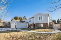 Updated, Open 3 bedroom at the Foot of the Rock!