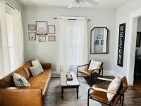 The Broadway Cottage - Great Bend Downtown(Pet Friendly) Hotels in Great Bend