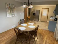 Duplex Apartment Walking Distance to Downtown Wyandotte 懷恩多特酒店