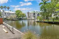 Couples Hideaway, walk to Vanderbilt Beach