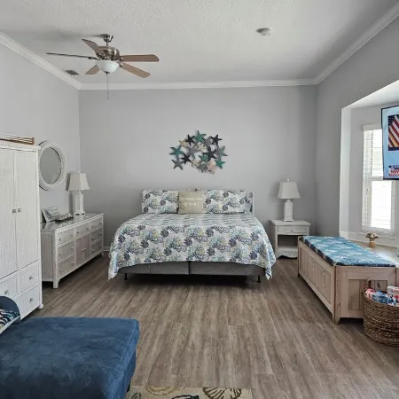 1ST STREET RETREAT UPDATED DOG FRIENDLY APARTMENT WITH FENCED IN YARD!!
