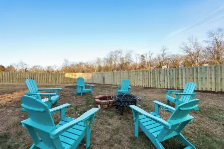 Luxury Home. Hot-tub, close to IAD & Hylton PAC.