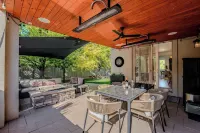 Luxury Retreat w/ Hot Tub, Home Theater & more. Kid & Pet Friendly! Hotels in Lafayette