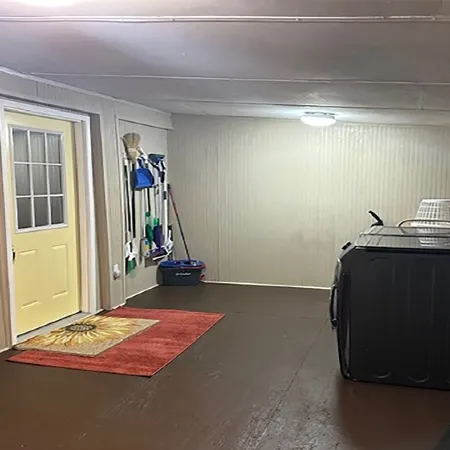 Charming modern cottage, in Crawfordville with extra parking for your boat.
