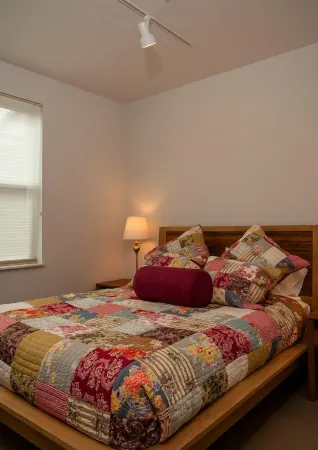 The 'Captain's Suite' at Sea Star Lofts -- On the Waterfront! Отели рядом с достопримечательностью «Summit Learning Center»