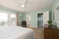 Royal Cottage Mountain Views, Deck & Close to Downtown AVL, Dog Friendly