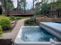 Central Location, Hot tub, Huge Yard, New Bathroom