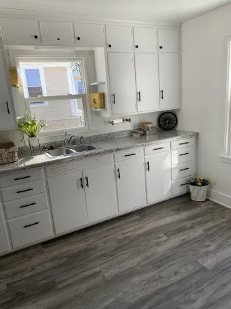 Charming, large 2 bedroom family-friendly unit within blocks of downtown Marion.