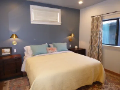 Oak Alley Close in, Ample Kitchen, Private, Locked Patio, Sauna with Fee.