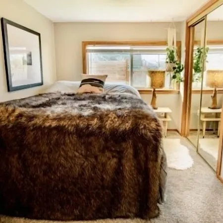 Friendly Alley Bungalow~Private Oasis Close to UO