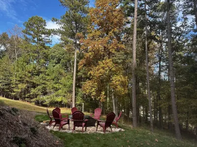 Five Bdrms, Fire Pit! Perfect for Groups! Water Park, Boat Ramp, Venues Nearby! Hotels near Phantom Fireworks of Buford