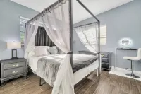 The Pool House -Private Heated Pool w Entire House ~ PETS WELCOME! Hotels near Publix Super Market at Oakhurst Plaza