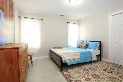 Global Vibes Parlor Renovated home,1 min to  golf course & close to two stadiums