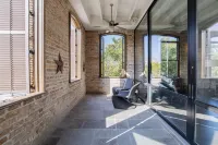 Historic luxury condo 10 min drive to Pensacola Beach and Naval Air Station