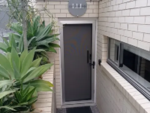 'LITTLE LAKE LODGE' - on Warilla Beach / Little Lake シェルハーバーのホテル