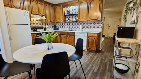 5 Minutes to VSU, I-75 & Restaurants! Sleeps 6 w/ 2 Full Baths- Family Friendly