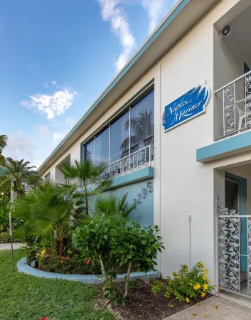 2 BD/ 2BA.  Just steps to Beach, Walk to 3rd St South Отели рядом с достопримечательностью «Нейплс Пир»