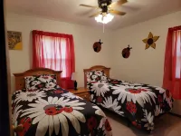 THE GARDEN HOUSE A FEW BLOCKS FROM THE WORLD'S LARGEST & FAIRVIEW PARK Hotels in Casey