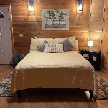 Cheerful & Cozy 2Bd/2BA  Cabin. Amazing Rates for Your Visit!