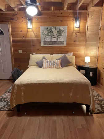 Cheerful & Cozy 2Bd/2BA  Cabin. Amazing Rates for Your Visit!