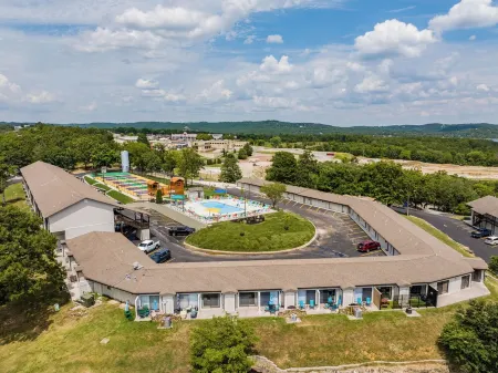 Lake Escape Lodge - Getaways at Kimberling Crossing