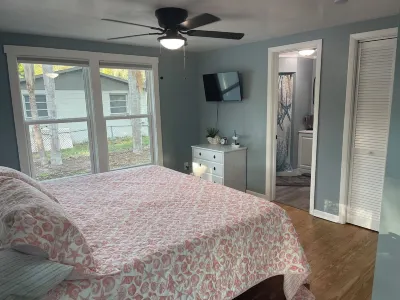 Beachy Bungalow in the heart of Dunedin; 5 minute walk to downtown