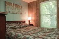 Cozy Riverfront Cabin w/ Water Access, Fireplace, AC, Firepit