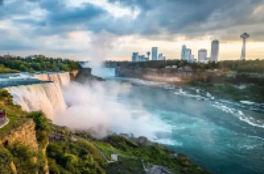 Quiet Suburban Home Minutes from Airport, Niagara Falls + all major attractions.