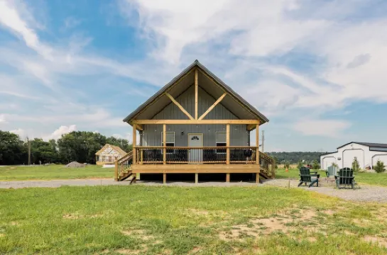 NEW HOT TUB Cozy Cabin Cumberland River near Lake Cumberland~Firepit~New build Hotels in Jamestown