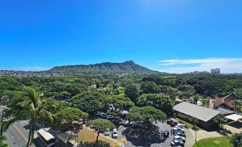 King Bed Suite at Waikiki Grand - 0223612000i0eq5wl8F67 R 339 206 R5 D