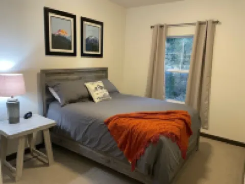 Elkhorn Cabin- In the heart of downtown Packwood, WA. Sleeps 10