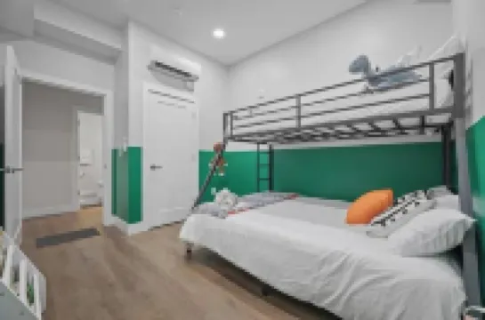 Stunning 2Br-1Br Apt+ Mins to Zoo & D/T+HD Projector  호텔