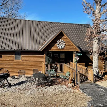 3 Bed Log Cabin, w/2 Jacuzzi, 1 mi to Sdc,  Pool, Nature Trails, Private Lake
