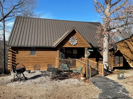 3 Bed Log Cabin, w/2 Jacuzzi, 1 mi to Sdc,  Pool, Nature Trails, Private Lake