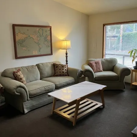 Cozy Apartment Blocks from Downtown Eugene