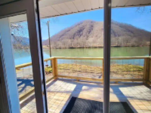 Charming 3 bedroom home on the New River ニュー・リバーのホテル