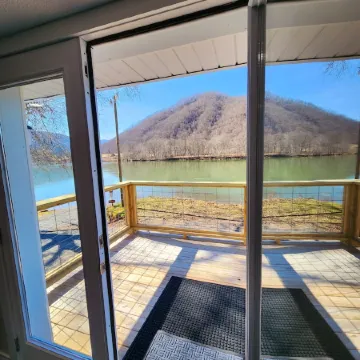 Charming 3 bedroom home on the New River