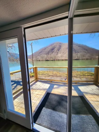 Charming 3 bedroom home on the New River