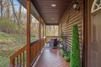 Cozy Cabin in the Clouds . Hot Tub, Wineries, Skyline