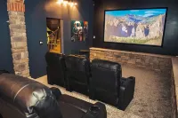 UNIQUE STAY, HOT TUB, MOVIE THEATER, BAR, GYM