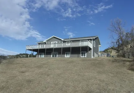 Spacious 5-Bedroom Home Blocks away from Downtown nestled in Below STURGIS Sign Отели рядом с достопримечательностью «Days End Campground, Cabins and RV Park»