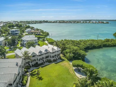 Waterfront Duck Key Villa - Sleeps 6 Hotels in der Nähe von Dolphin Connection