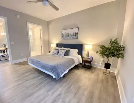 2BR Condo in Downtown Lynchburg w/ Picturesque Views Отели рядом с достопримечательностью «Академи Сентер оф Артс»