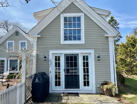 Close to beach, dining and downtown Отели в г. Harwich Port