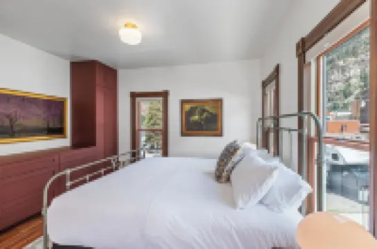 Kick Back & Relax. Tastefully restored 1902 Historic Home. Family friendly!